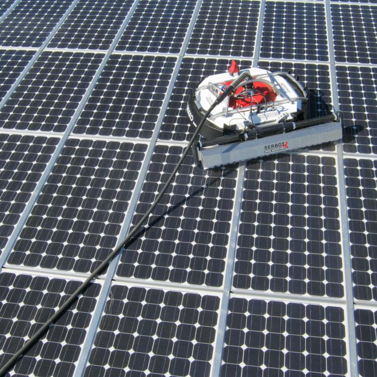 Reinigungsroboter auf Solarzellen