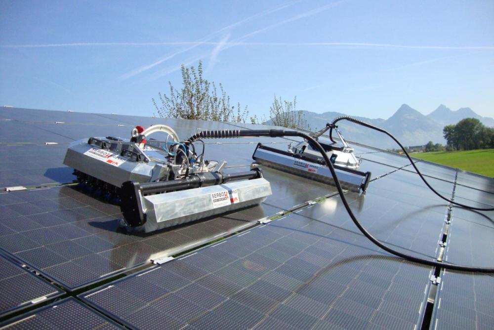 Solarreinigung mit Roboter